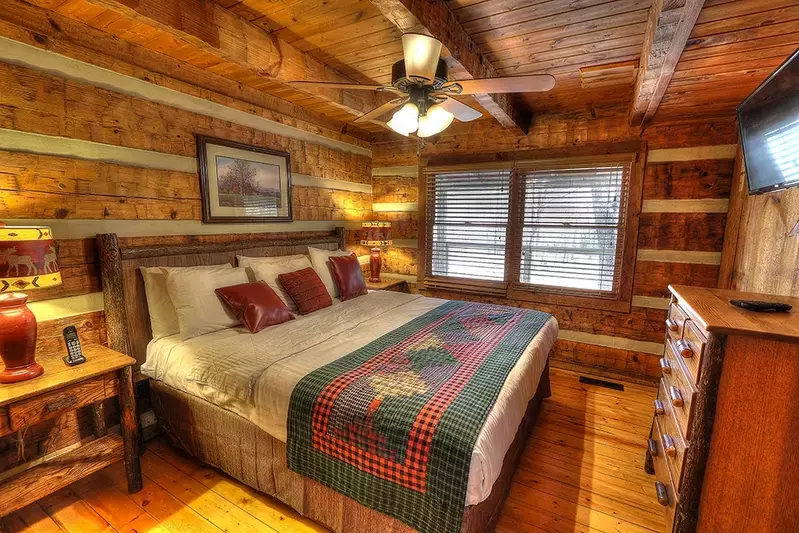 Bear's Den cabin bedroom