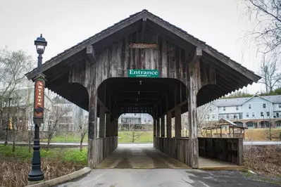 entrance to the great smoky arts and crafts community
