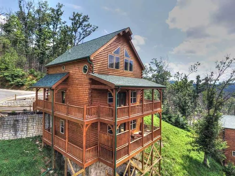 3 Reasons to Stay in Our 5 Bedroom Cabins in Gatlinburg with a Group