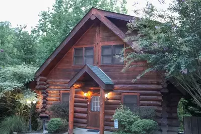 Happy Bear cabin exterior