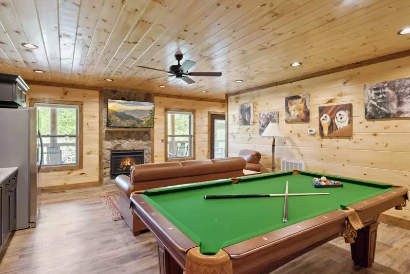 game room with pool table and fireplace in Downtown Maple Leaf Lodge cabin