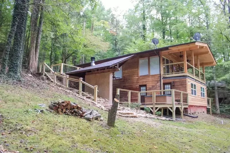 exterior of Little Pigeon River House cabin in Sevierville